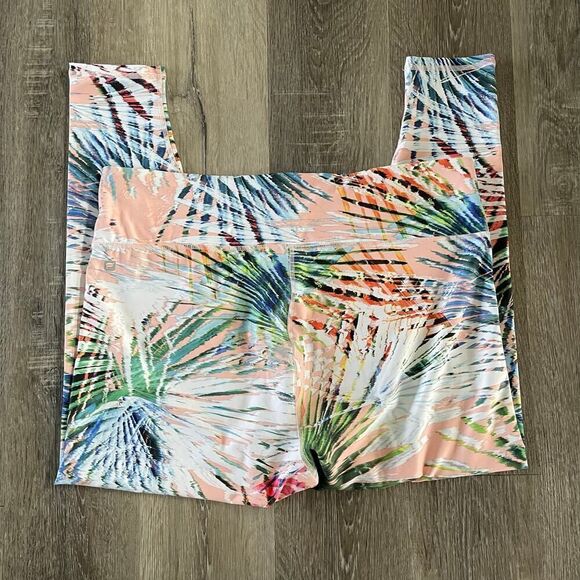 Fabletics Mid-Rise PureLuxe Capri Marbella Print - Plus Size: 1X - Picture 6 of 9